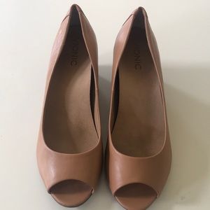 9W Vionic Bria Caramel Wedge Pump